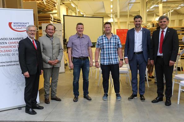 Michl Ebner, Handelskammerpräsident, Andreas Mach, Gründer und Sprecher des ALPHAZIRKEL International, Lenz und Martin Gufler, Gufler Innenausbau, Helmut Tauber, Landtagsabgeordneter sowie Georg Lun, WIFO-Direktor.