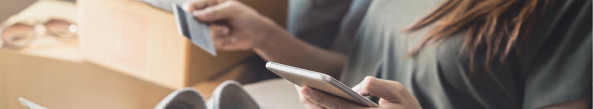 Una donna apre dei pacchi