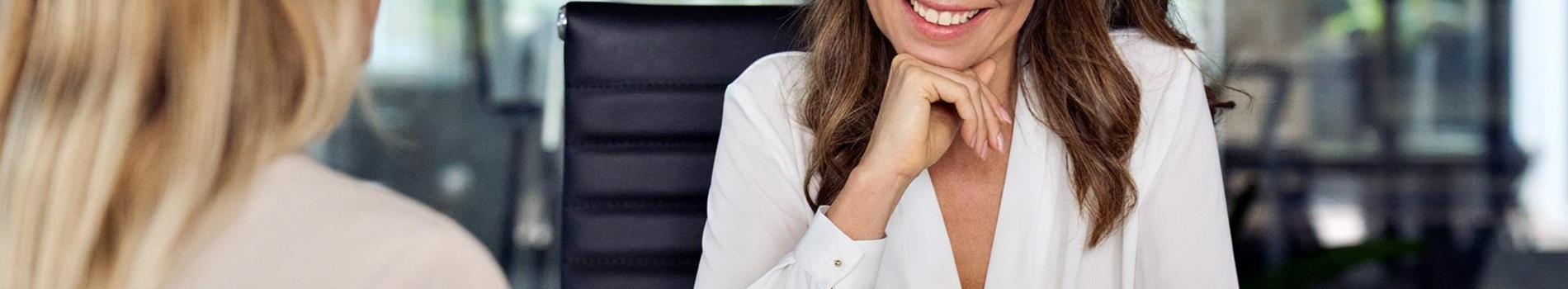 gespraech-unternehmerinnen-c-shutterstock