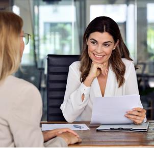 gespraech-unternehmerinnen-c-shutterstock