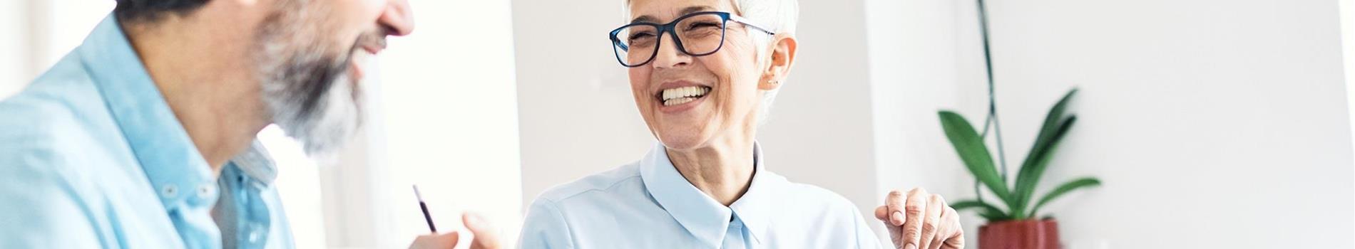 aeltere-mitarbeiter-frau-mann-c-shutterstock