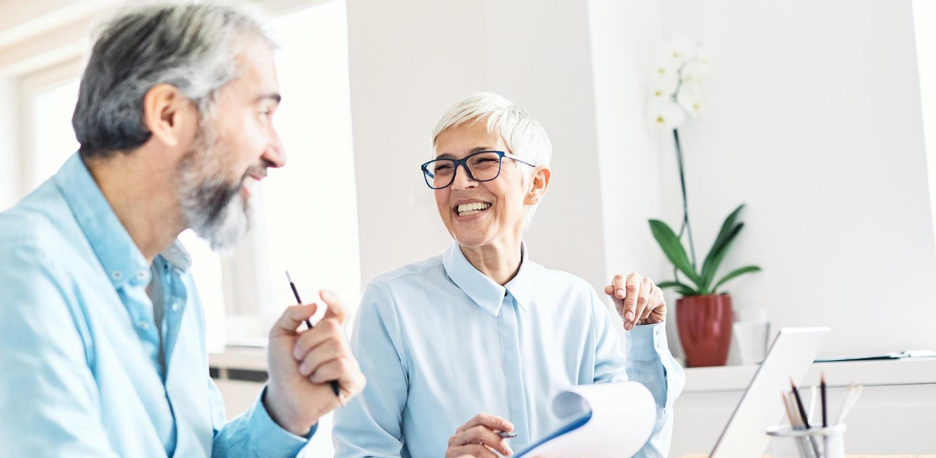 aeltere-mitarbeiter-frau-mann-c-shutterstock