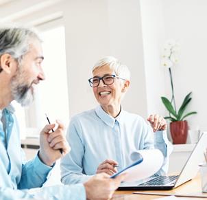 aeltere-mitarbeiter-frau-mann-c-shutterstock