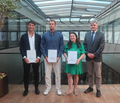 Die Gewinner/innen Lorenzo Ferretti, Damian Schmid und Antonia Widmann mit WIFO-Direktor Georg Lun