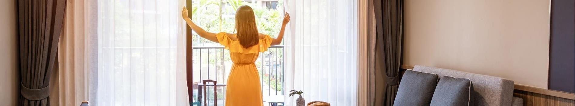 frau-hotelzimmer-c-shutterstock