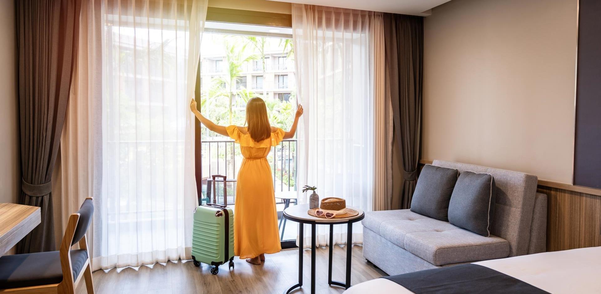 frau-hotelzimmer-c-shutterstock
