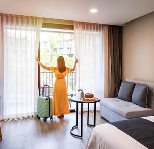 frau-hotelzimmer-c-shutterstock